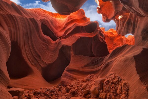 Una profunda depresión dentro de un cañón del desierto