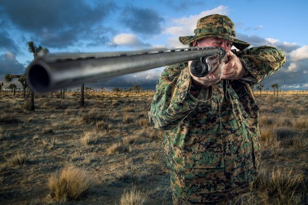 Jäger mit riesiger Waffe auf Saffari