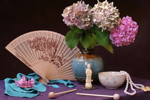 Bouquet de fleurs sur la table et un ventilateur