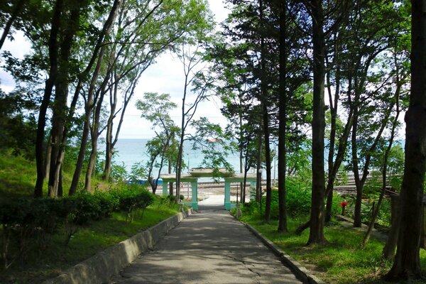 Park mit Zugang zum Wasser und Pavillon