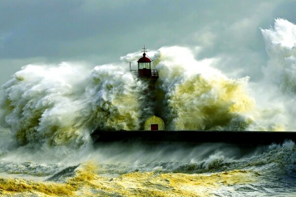 Olas rompiendo en un faro solitario