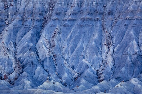 Catene montuose innevate e ghiacciate