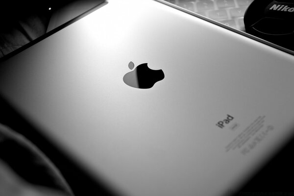 Tableta iPad gris con el logotipo de Apple