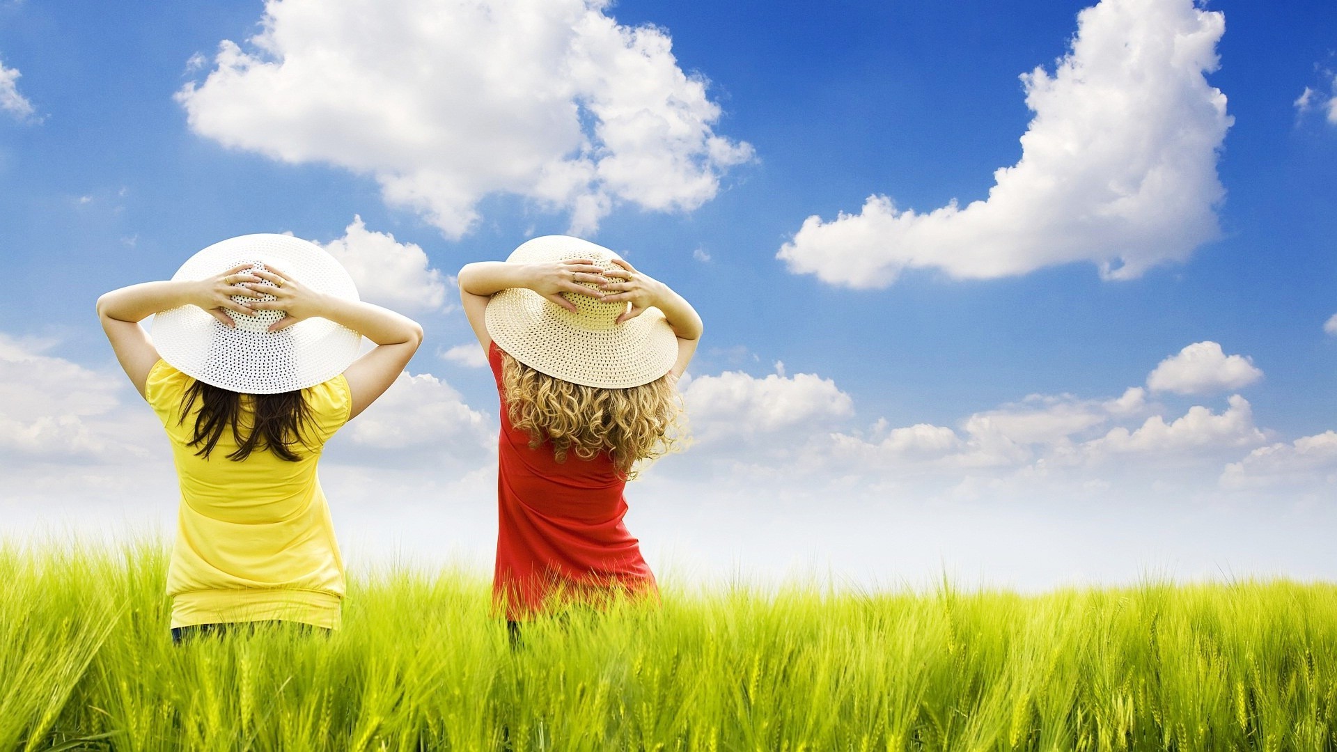 outras garotas grama campo natureza verão céu ao ar livre trigo feno pasto liberdade cereais campo amor mulher rural