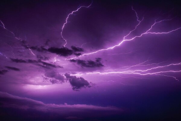 Cielo de tormenta púrpura con relámpago