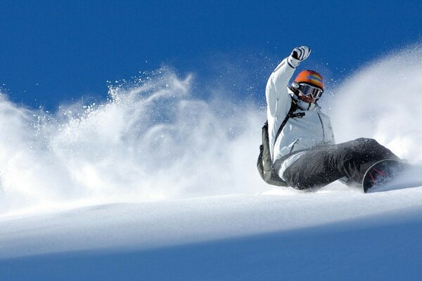 Snowboarder all uscita della montagna. Concorsi invernali