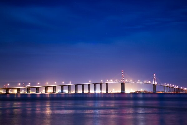 Schöne Brücke über Wasser in der Nacht