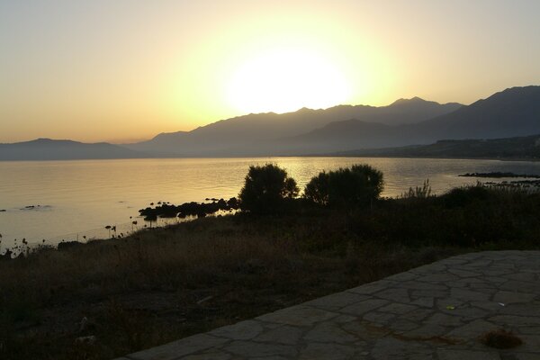 Tramonto sulla superficie dell acqua