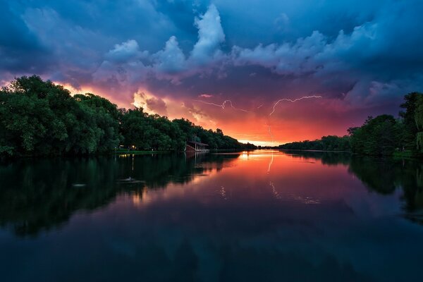 Nuvole temporalesche scure al tramonto