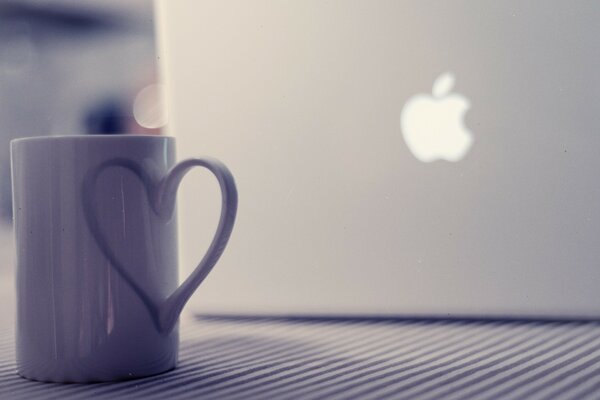 Lila Becher Griff Schatten Herz und MacBook