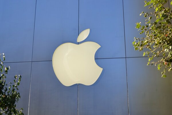 Mac en el fondo de la pared de la naturaleza de apple