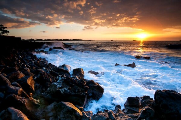 Schiuma d acqua bianca al tramonto