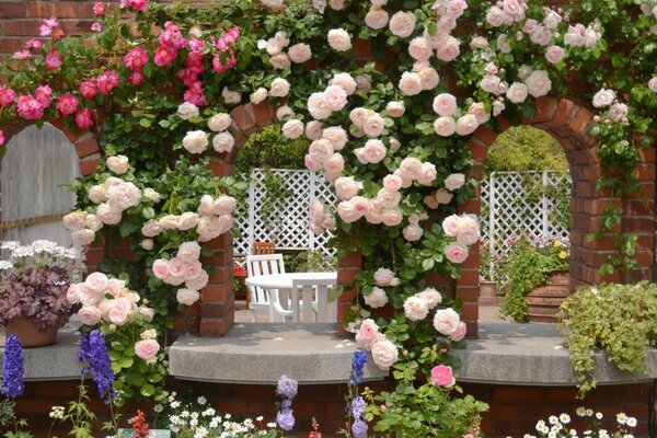 Repos dans un jardin d été en fleurs