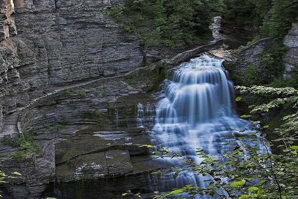 Schöner Wasserfall in der Nähe einer Klippe