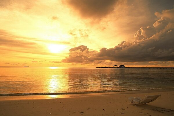 Bellissimo tramonto luminoso sulla spiaggia serale