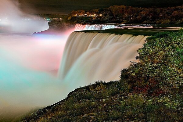 Cascade arc-en-ciel entre les arbres verts