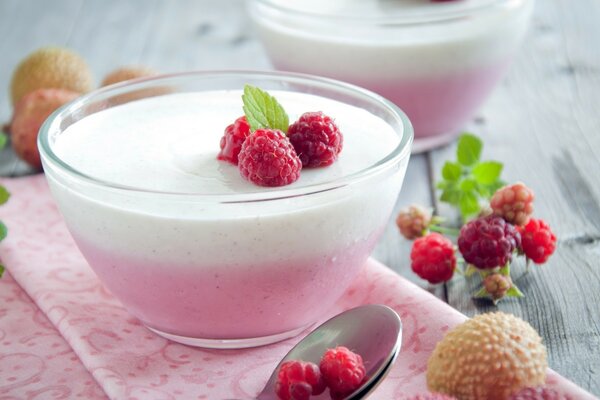 Heller Joghurt mit leckeren Beeren