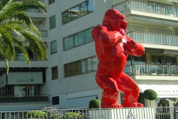 Statue des roten Gorillas. Zeitgenössische Kunst in der Architektur