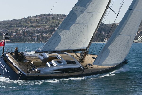 Hermoso velero en el mar azul