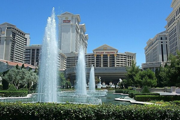 Architecture of the city among the fountain