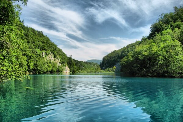 Sauberes Wasser des Bergsees