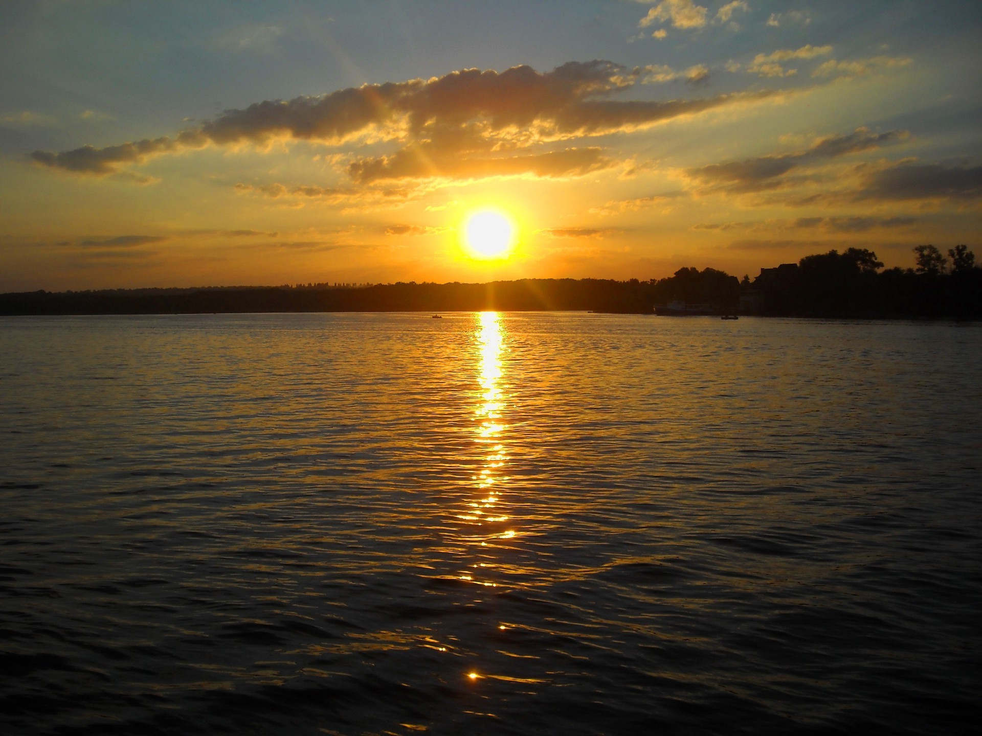 coucher de soleil et aube coucher de soleil aube soleil eau soir crépuscule réflexion lac paysage océan beau temps mer silhouette