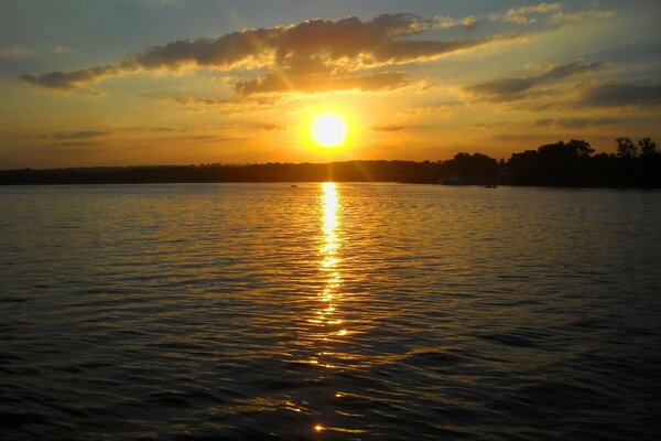 Reflexion der Sonne im Wasser bei Sonnenuntergang