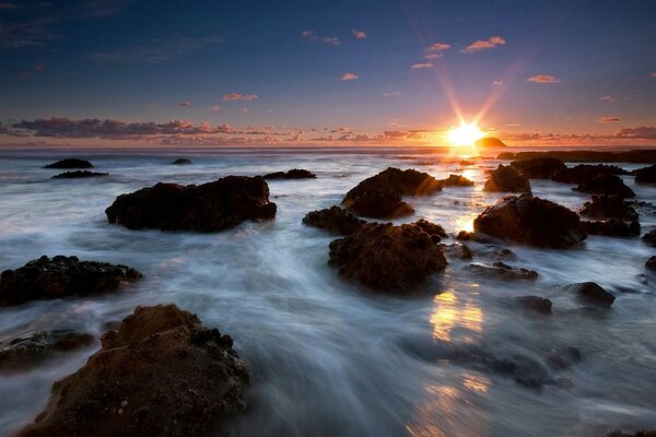 Beau coucher de soleil et l aube sur la nature