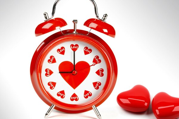 Reloj despertador rojo con corazones en el Dial