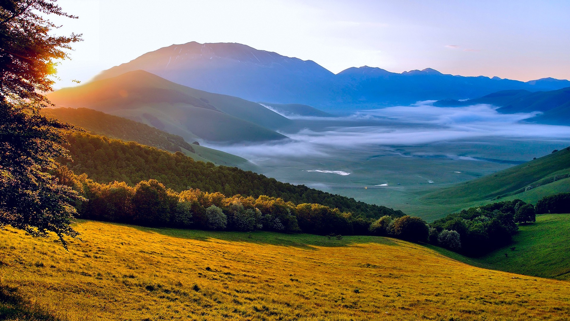 montagnes paysage nature coucher de soleil montagnes arbre ciel à l extérieur aube voyage colline scénique soirée herbe automne beau temps vallée campagne été brouillard