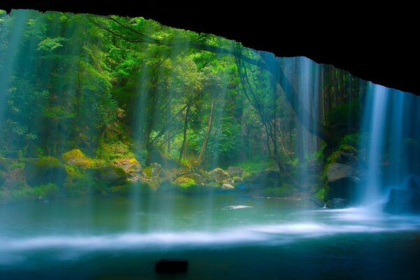 Versteckte Höhle vor neugierigen Blicken hinter dem Wasserfall