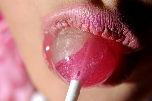 Labios femeninos y Lollipop