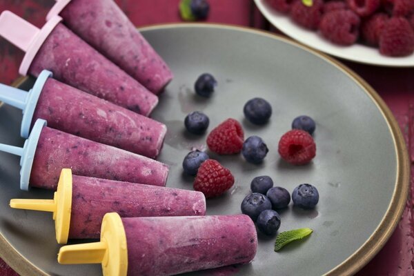 Crème glacée aux bleuets et aux framboises