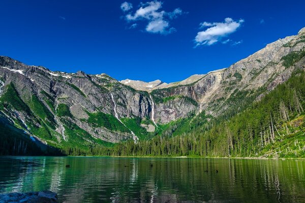 Lago sullo sfondo di montagna e cielo blu