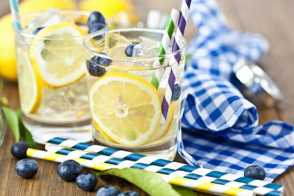 Jus pour le petit déjeuner dans la verrerie