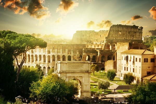 Los rayos del sol de la mañana en el Coliseo