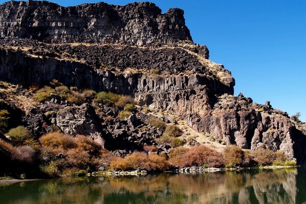 La roccia porosa sporge dall acqua