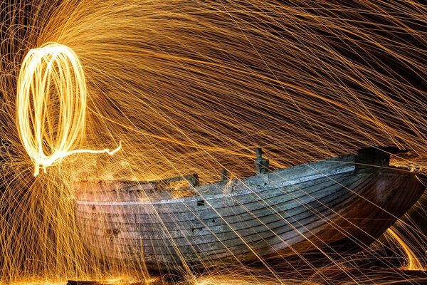 Lichtkreis und Blendung über einem alten Boot