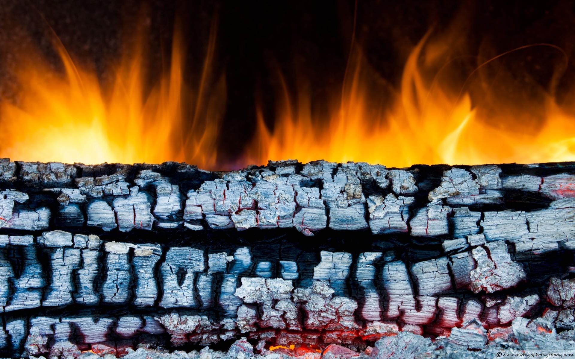 fuego llama calor quemar caliente chimenea carbón calor temperatura humo leña quemado ceniza fogata