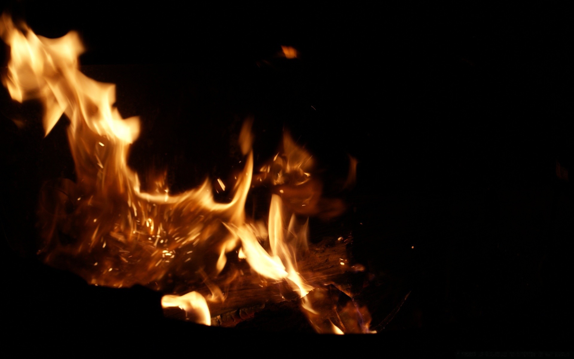 feu flamme chaud feu de joie brûler fumée chaleur brûlé cheminée inflammable feu de joie blaze énergie feu allumer inferno danger chaleur carburant mouvement frêne