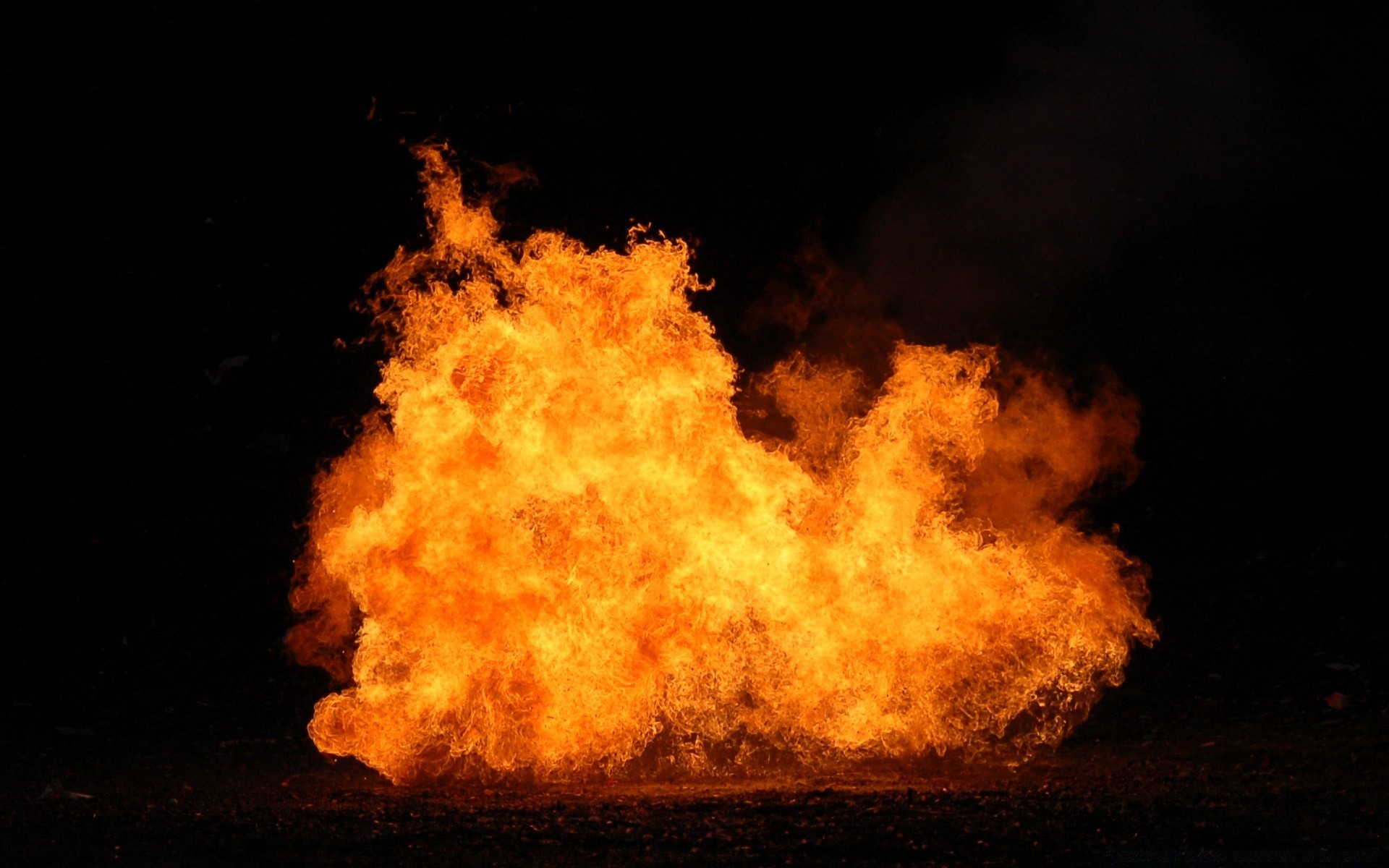 feu fumée flamme catastrophe éruption brûler explosion feu chaud intensité volcan danger chaleur sombre