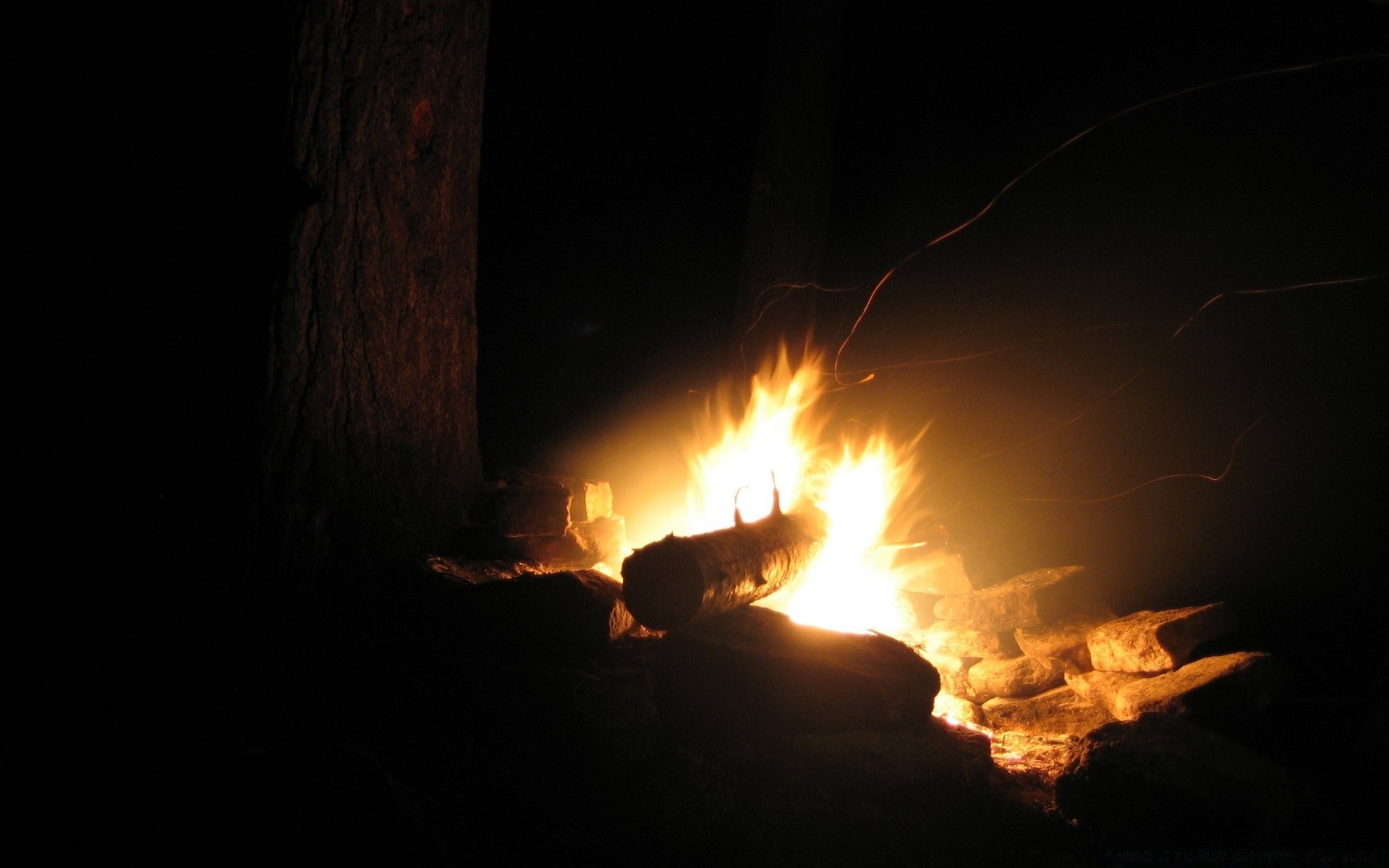 fuego llama fogata caliente humo quemar fogata calor chimenea quemado energía blaze fuego oscuro calor leña inferno