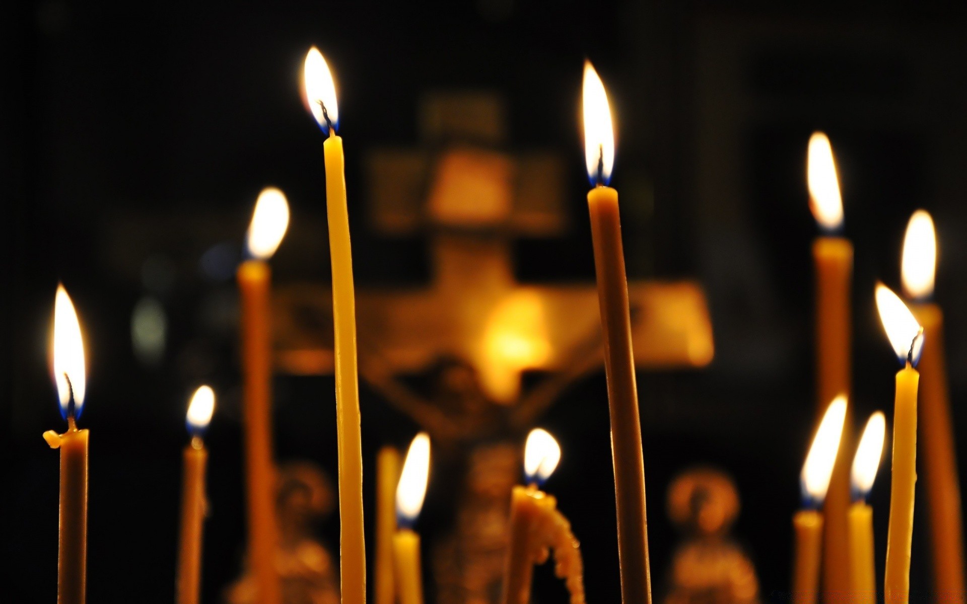 fogo vela velas chama cera queimado suporte de vela feriado suporte de sete religião natal pavio calor escuro espiritualidade luz iluminado calor calor