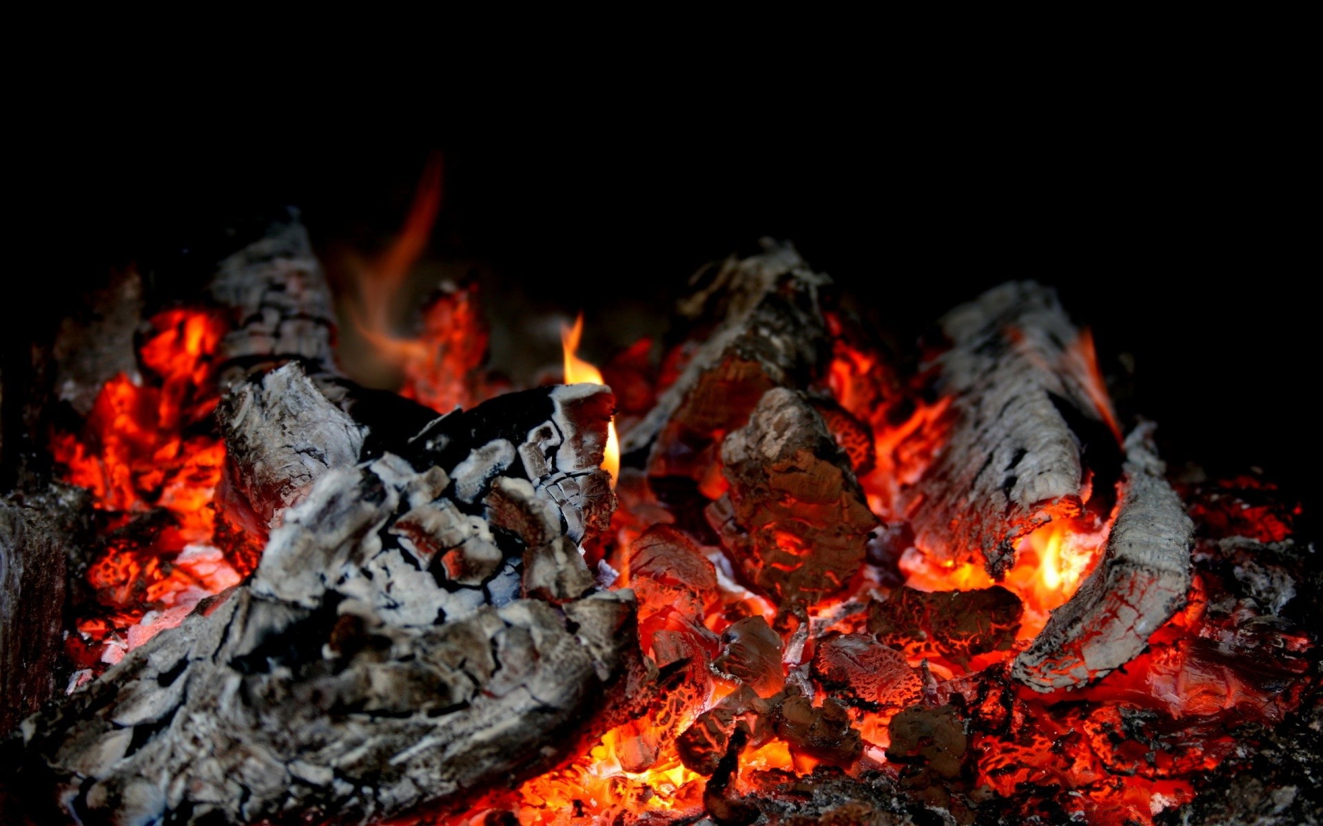 feuer flamme lagerfeuer lagerfeuer kamin kohle kohle brennholz esche brennen inferno hitze blaze heiß lager gefahr kraftstoff brennbar rauch anzünden