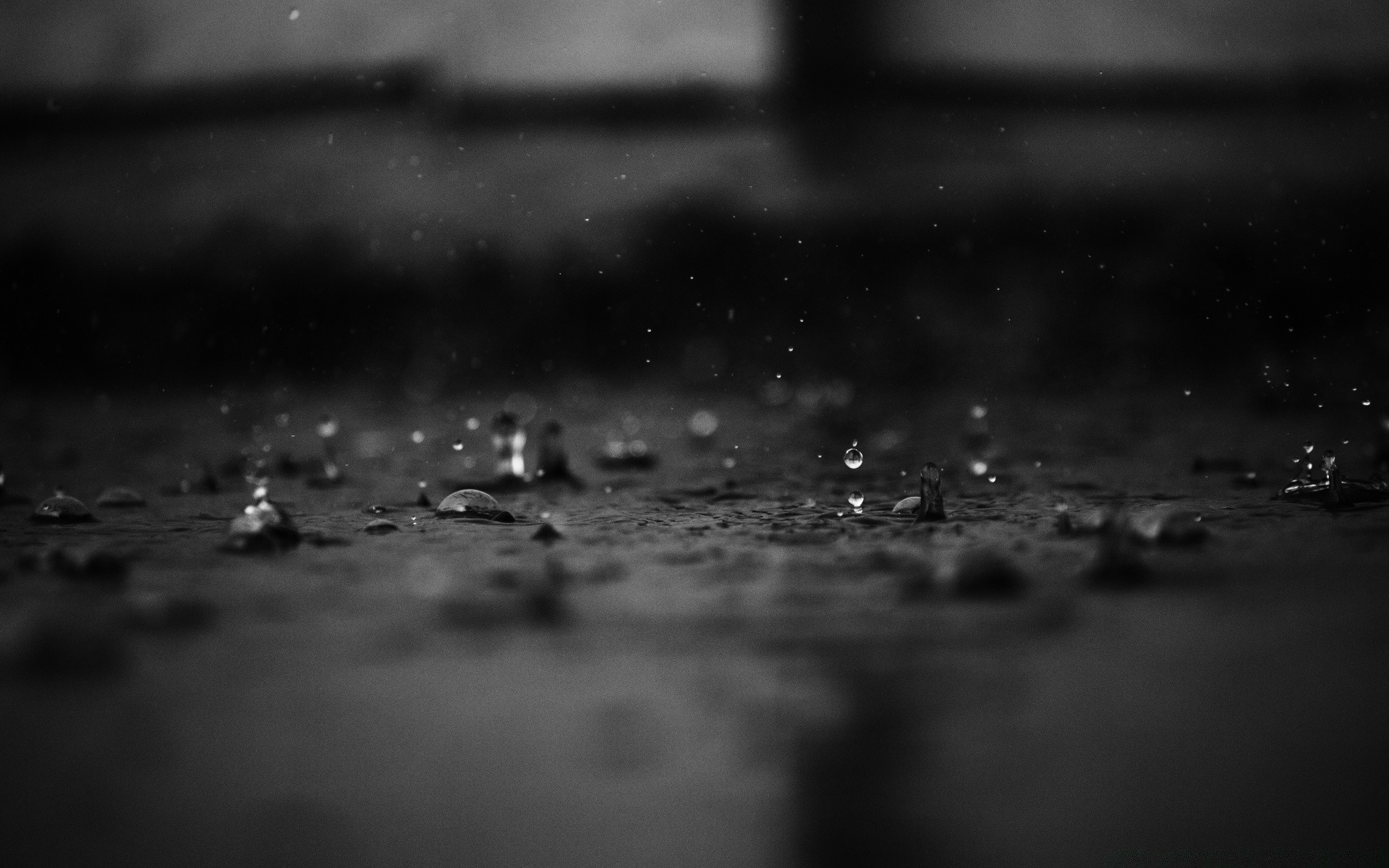 eau pluie chute humide monochrome gouttes rosée réflexion gouttes splash froid bulle lumière noir et blanc verre boire dof résumé liquide propre