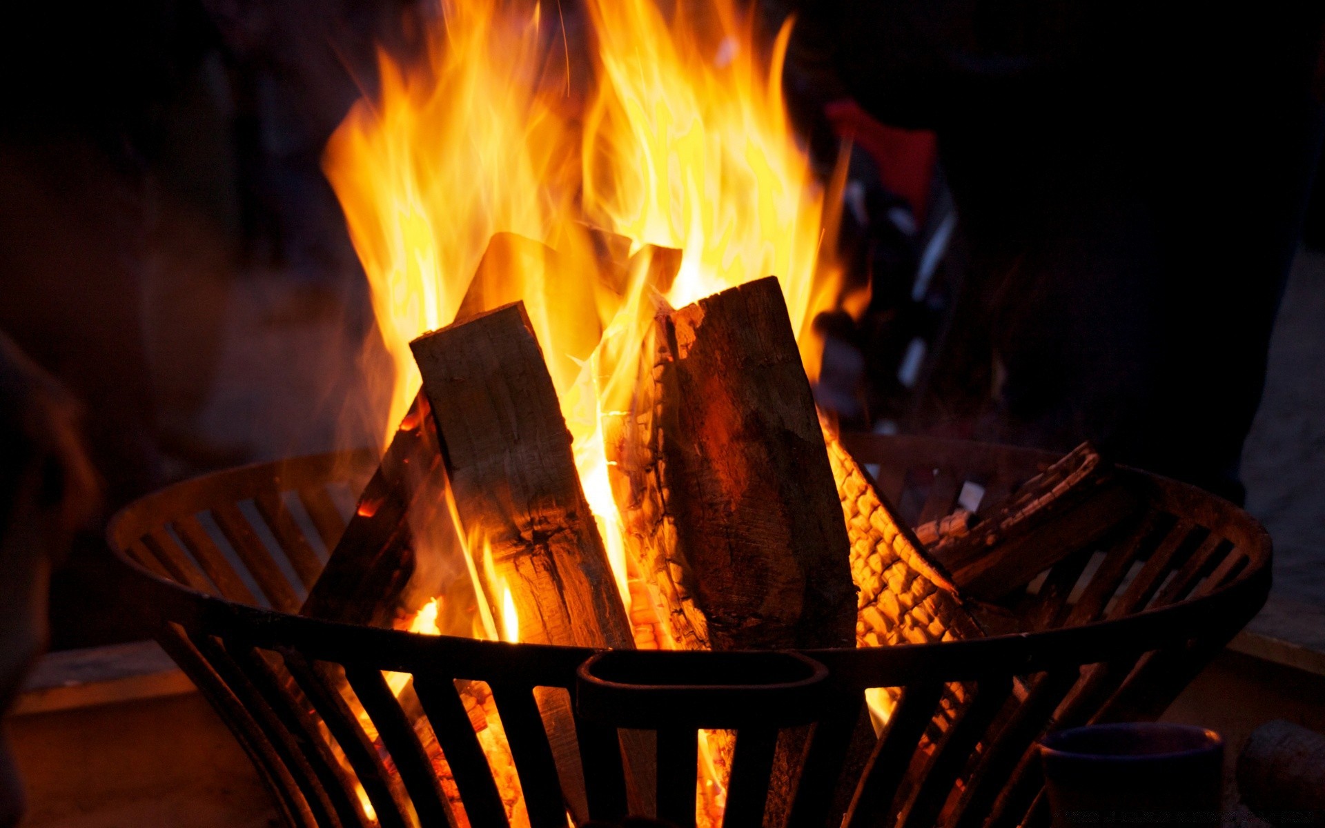 feu flamme chaud cheminée brûlé brûler fumée chaleur chaleur feu de camp bois de chauffage confortable lumière feu de camp frêne