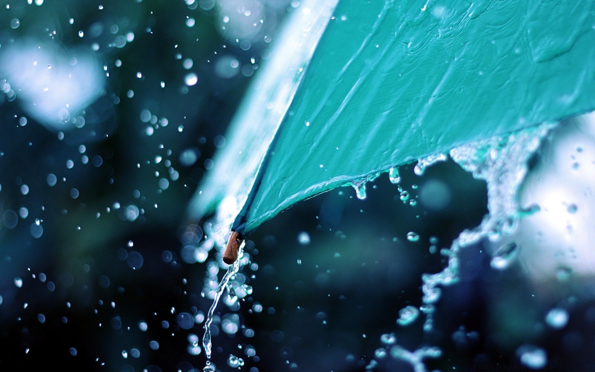 gotas y agua lluvia gota mojado splash agua burbuja gotas movimiento frío limpio limpio gota de agua claro líquido luz beber punta de goteo rocío lavado