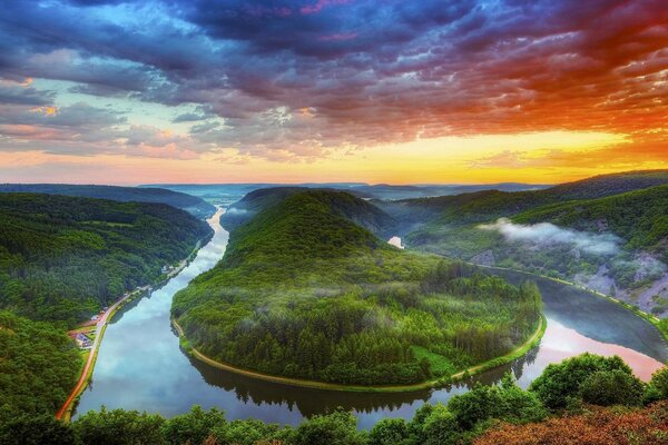 Imagem do delta do rio curva no meio da floresta verde e montanhas