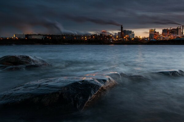 Bild des Sonnenuntergangs und der Stadt am Meer