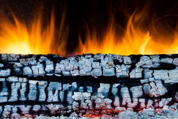 Glühende Kohlen , rote Flamme